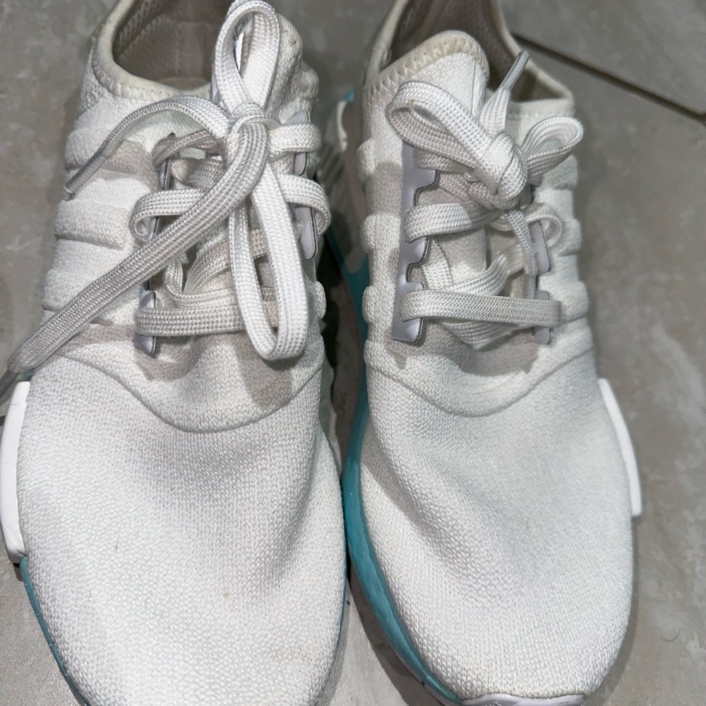 Women’s Adidas NMD R1 shoes Sz 8